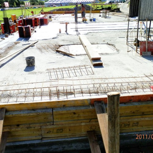 Rohbau des Heizwerks im September 2011