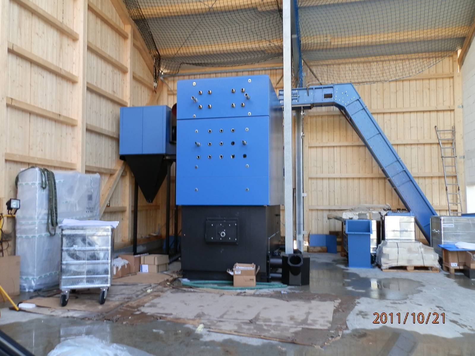 Elektrik- und Rohrmontage an der Hackschnitzelanlage